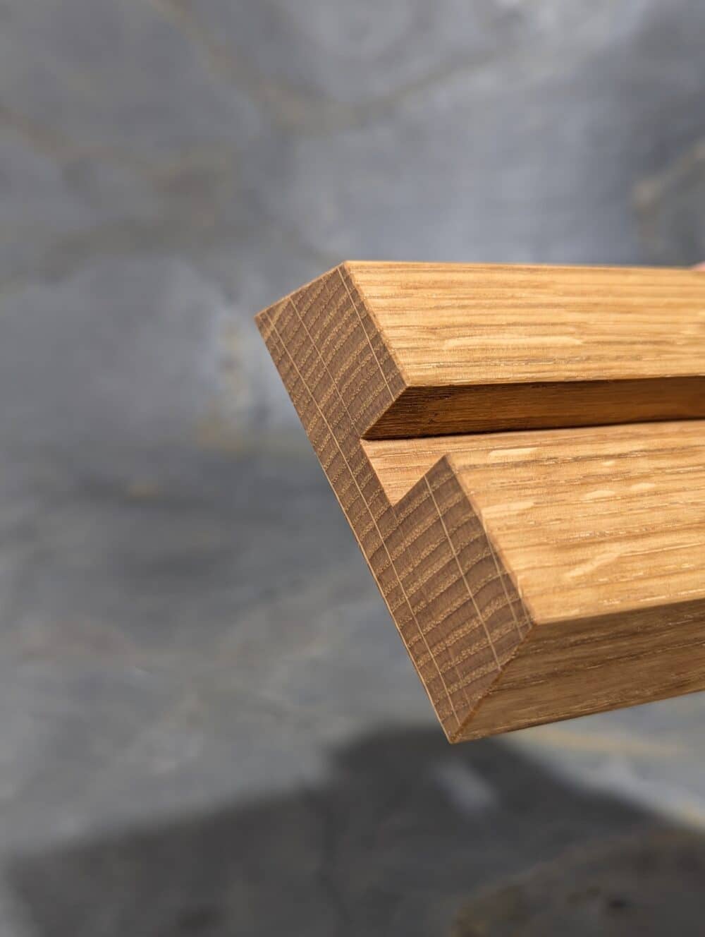 Handy_und_Tablet_Halterung_Eiche_L122_B76_D22_NutTiefeL12_B12 (3)