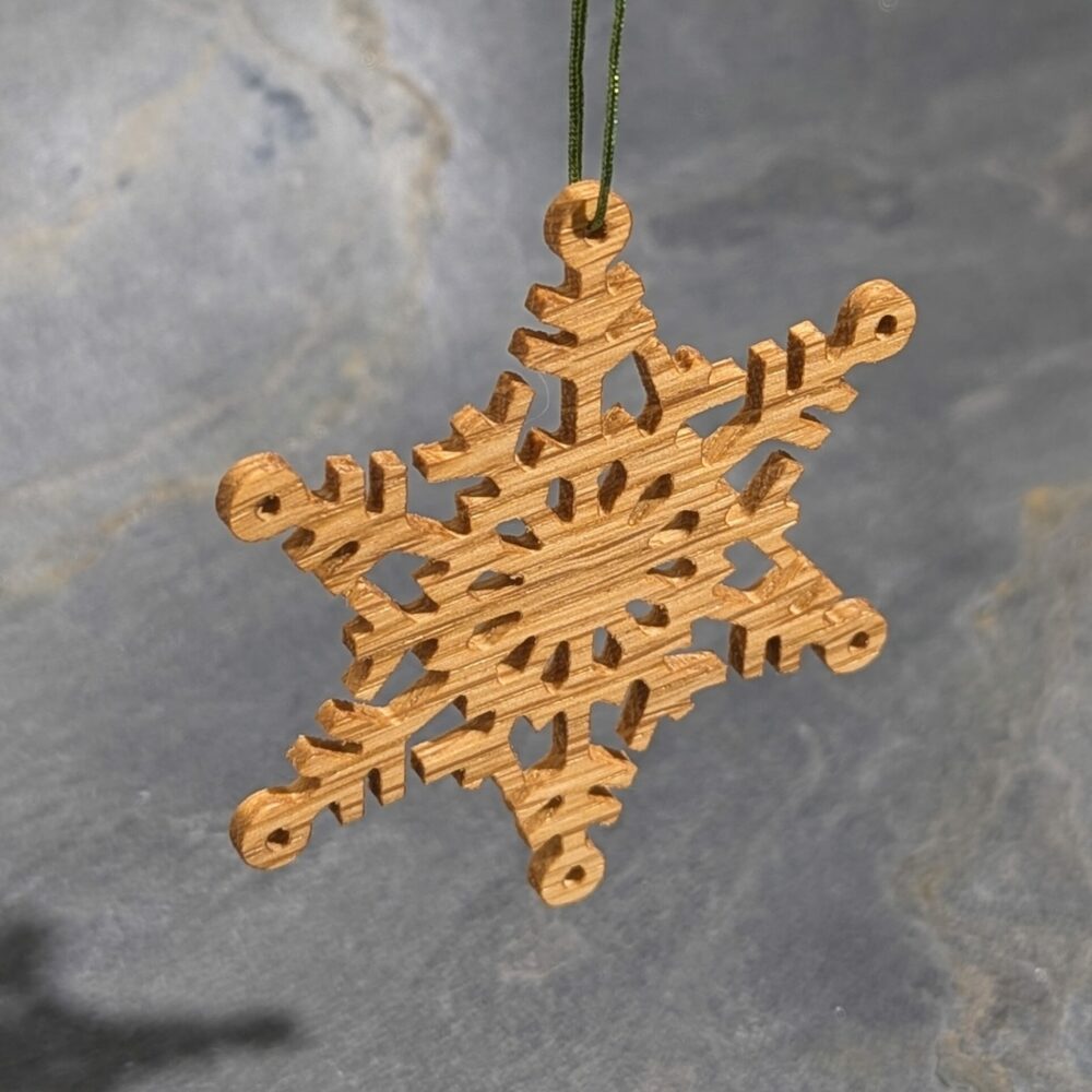 Schneeflocke aus Eichenholz