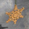 Schneeflocke aus Eichenholz