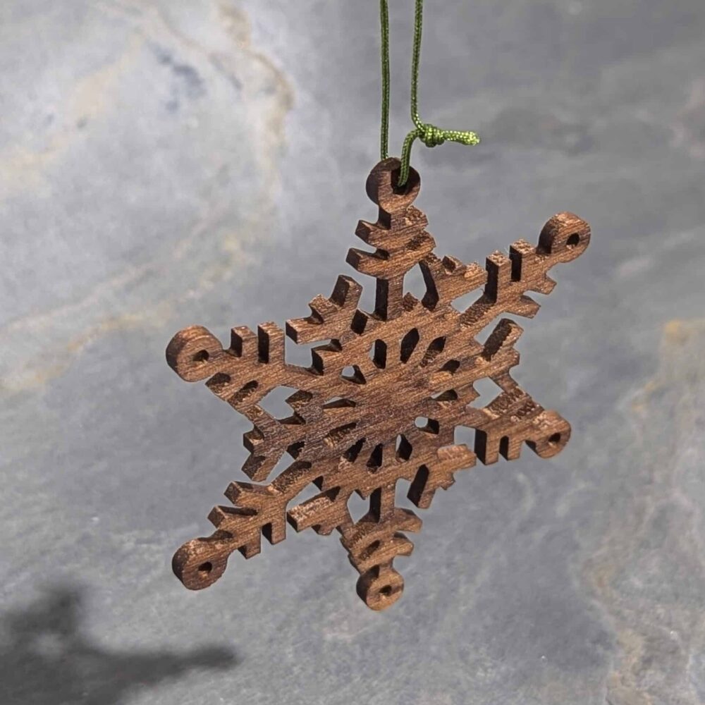 Schneeflocke Nussbaum Winterdeko