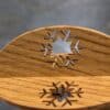 Christbaumspitze in Eiche mit Schneeflocke im Detail