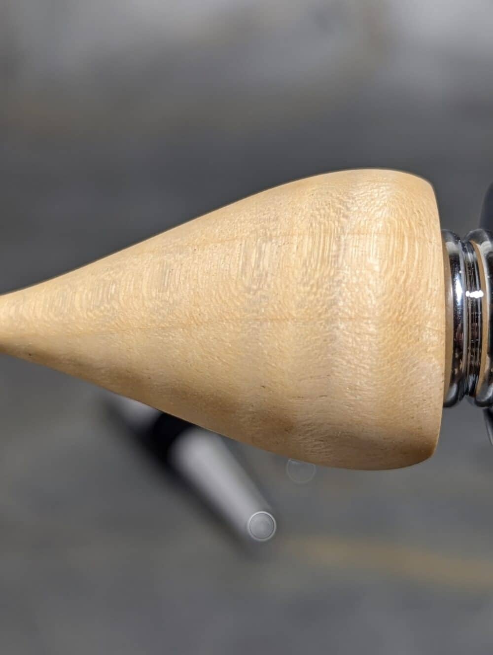 Weinverschluss mit Korkenzieher aus Riegelahorn Closeup