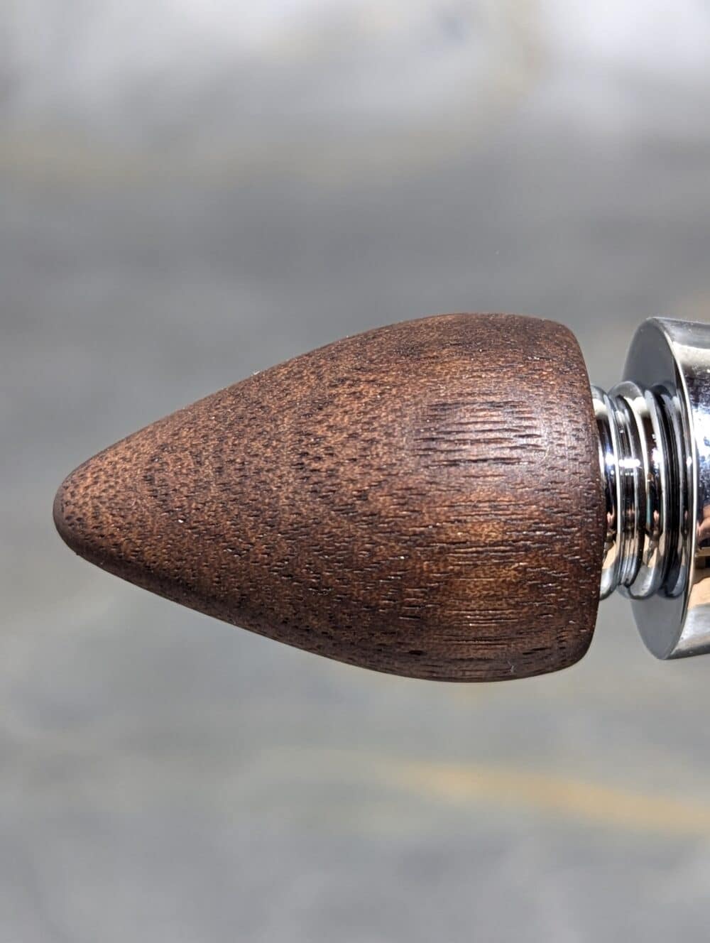 Weinverschluss mit Korkenzieher Walnuss Closeup