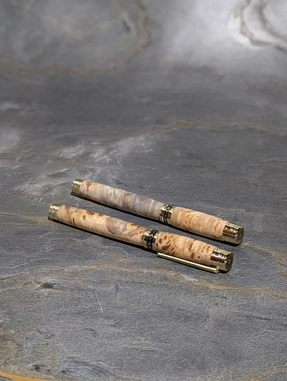 Zwei Rollerball Kugelschreiber gefertigt aus Maser Pappel Holz