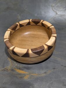 Holzschüssel aus Eiche mit Nuss und Esche