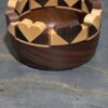Kleine Holzschüssel mit Herzen