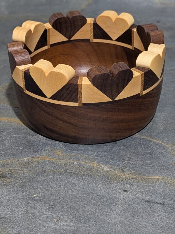 Kleine Holzschüssel mit Herzen