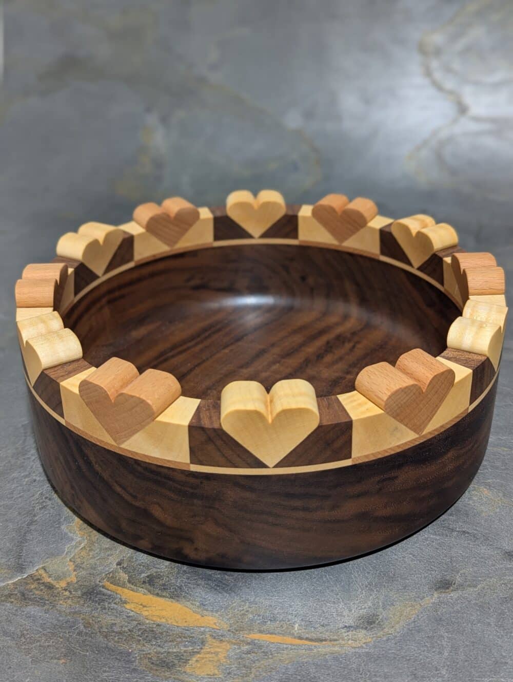 Holzschüssel aus Nuss mit Herzdekoration