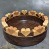 Holzschüssel aus Nuss mit Herzdekoration