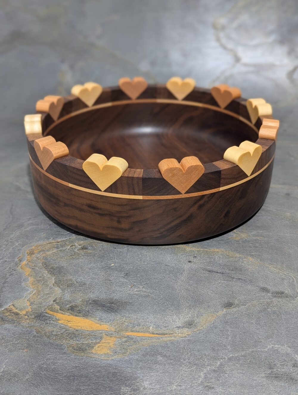 Holzschüssel aus Nussholz mit Herzen 28 cm