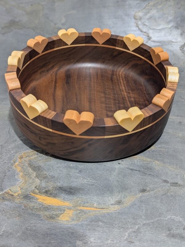 Holzschüssel aus Nussholz mit Herzen 28 cm