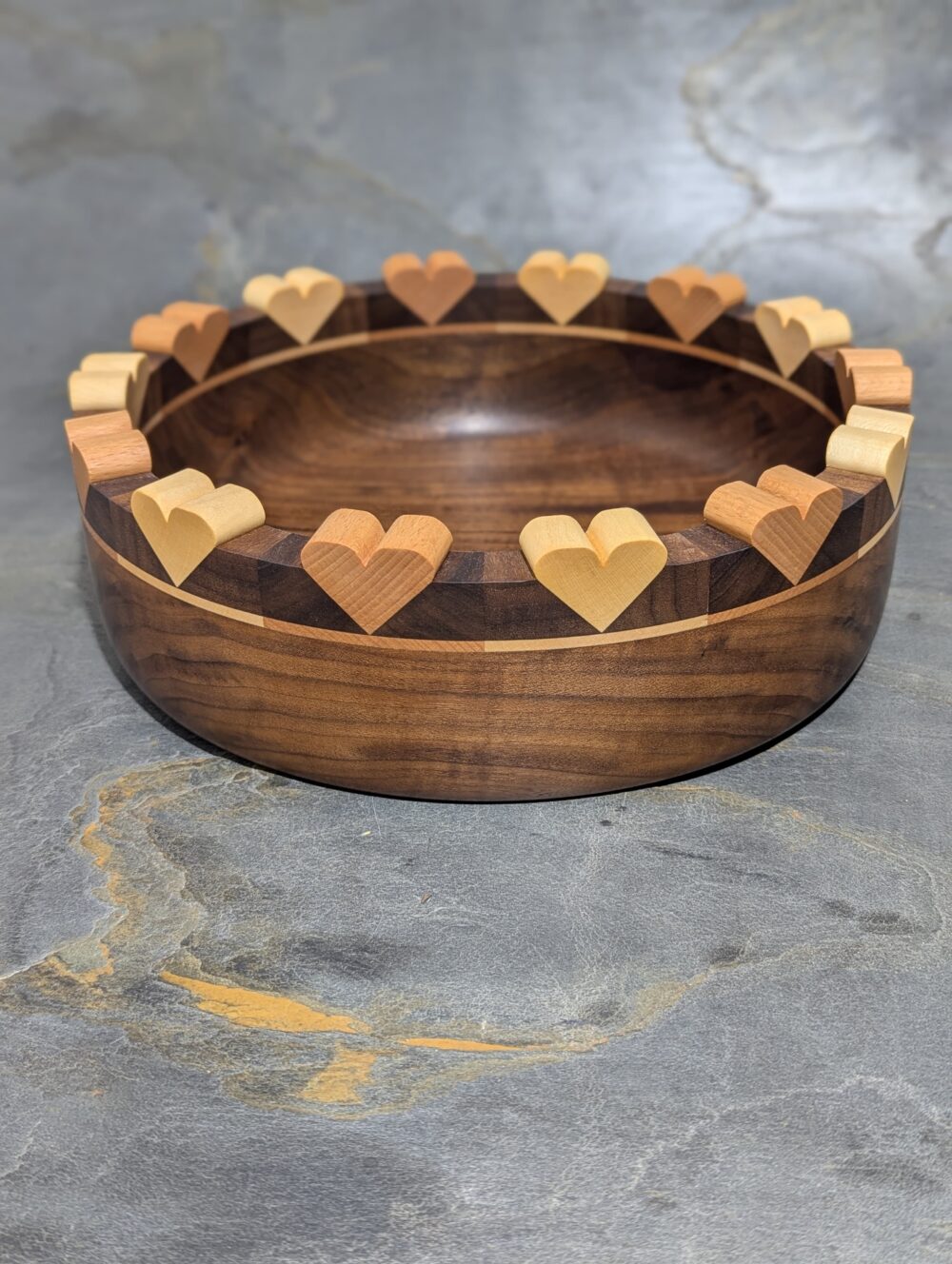 Große Holzschüssel aus Nussholz mit Herzen