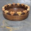 Große Holzschüssel aus Nussholz mit Herzen
