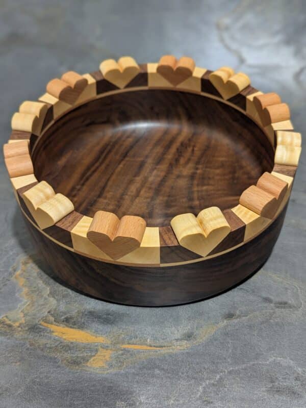 Holzschüssel aus Nuss mit Herzdekoration 25 cm