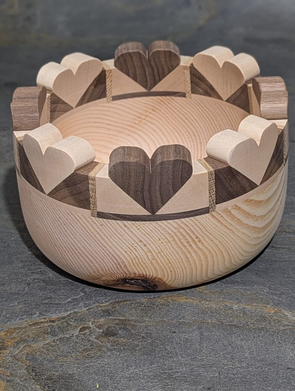 Holzschuessel-Herz-Zirbe-Detail