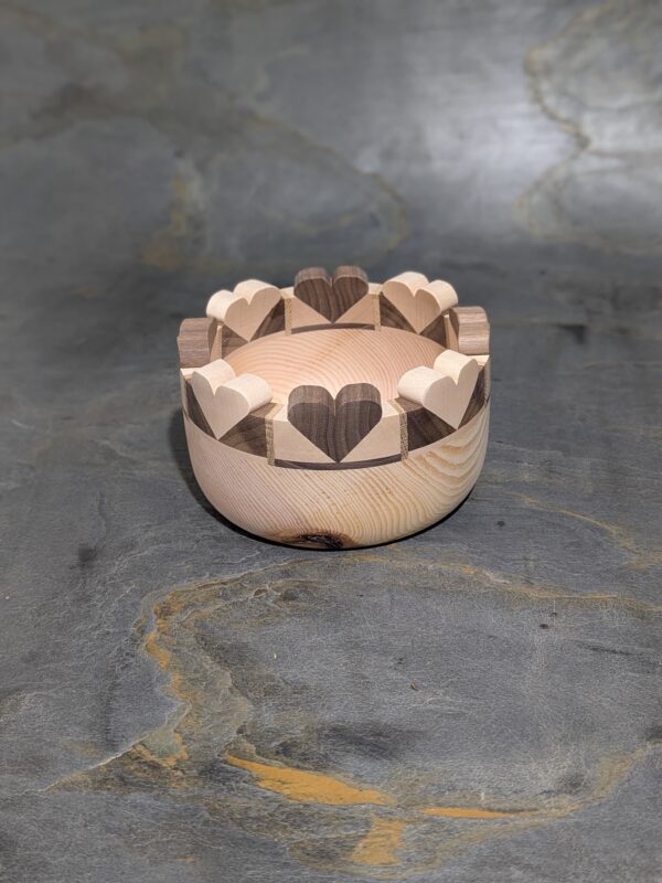 Holzschüssel aus Zirbenholz mit Herzdekoration