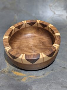 Holzschüssel aus Nuss, Ahorn und Buche gedämpft
