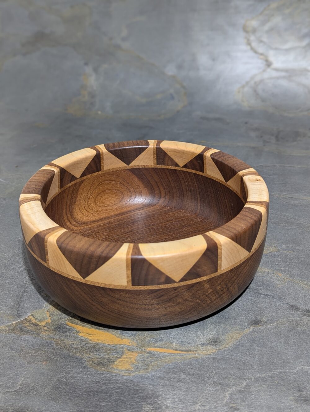 Holzschüssel aus Nuss mit Ahorn und Eiche