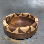 Holzschüssel aus Nuss mit Ahorn und Eiche